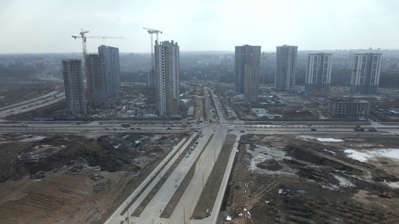 建设一个大的住宅区。可见建筑工地。正在建设的多层建筑和基础设施。建筑的航空摄影。视频素材