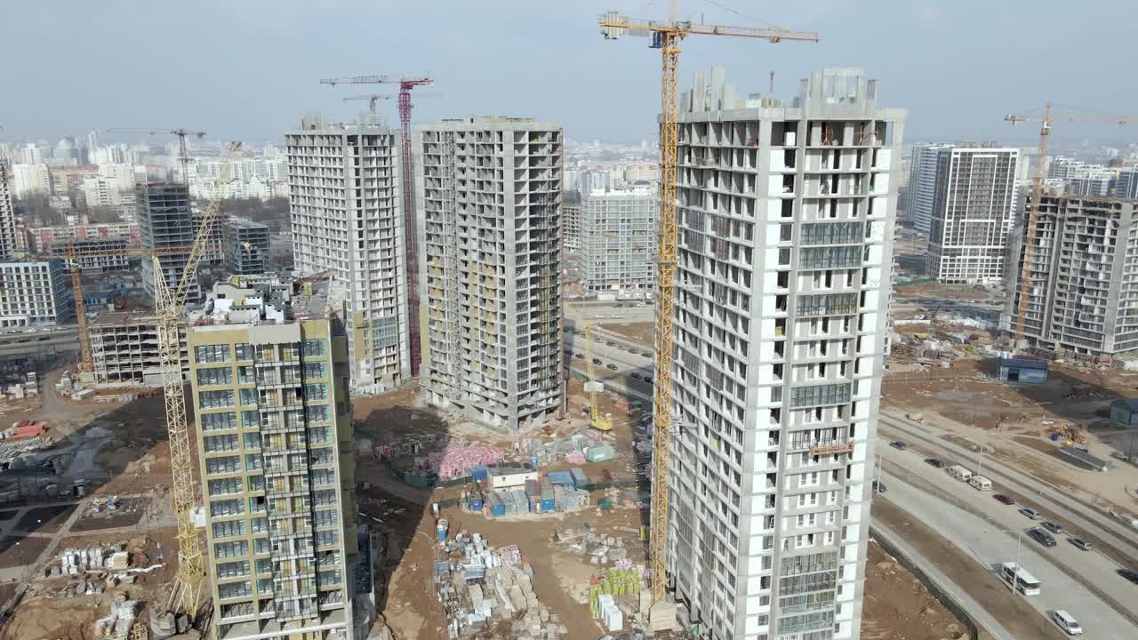 建设一个大的住宅区。可见建筑工地。正在建设的多层建筑和基础设施。建筑的航空摄影。视频素材