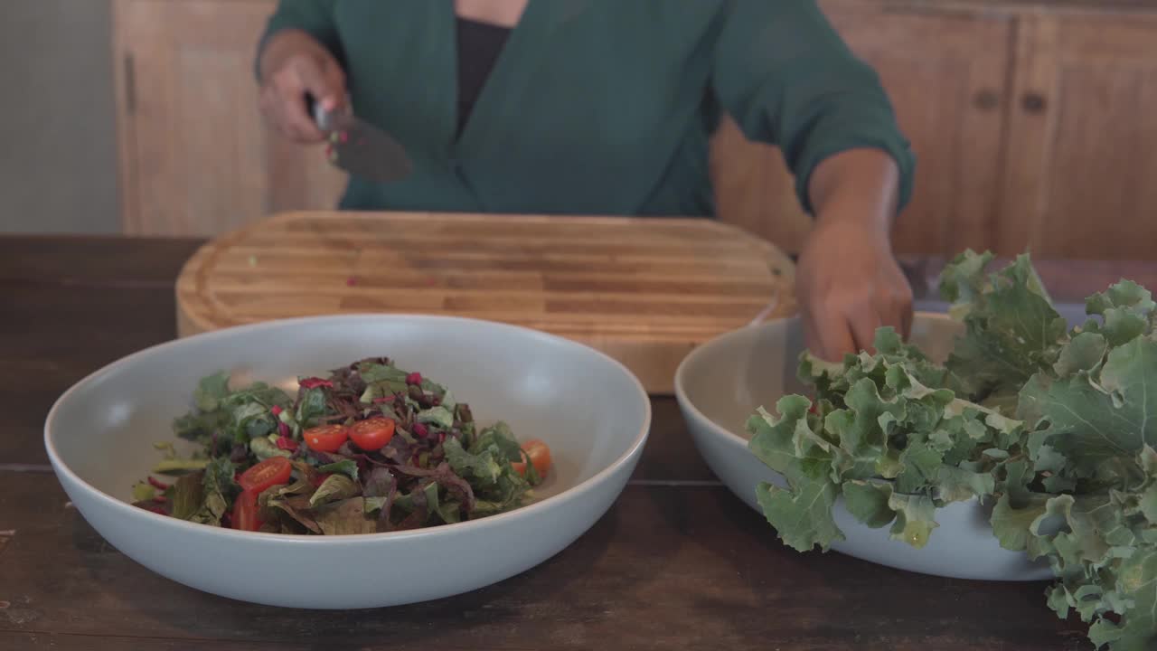 准备做饭的女人在厨房里做蔬菜沙拉视频素材