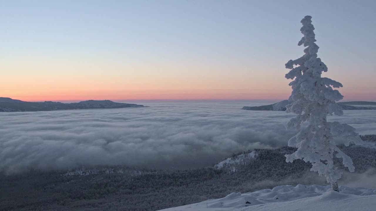 晨曦中的雪谷全景视频素材