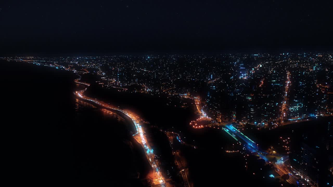 夜间利马市海岸线的全景鸟瞰图。视频素材