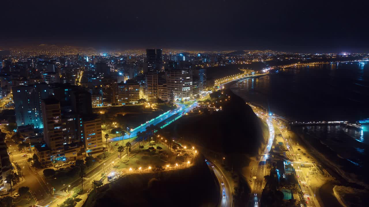 夜间利马市海岸线的全景鸟瞰图。视频素材