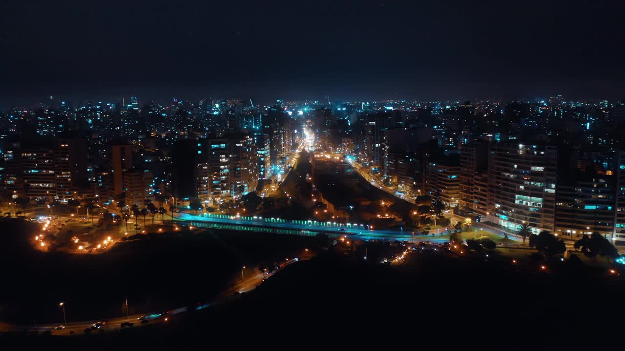 夜间利马市海岸线的全景鸟瞰图。视频素材