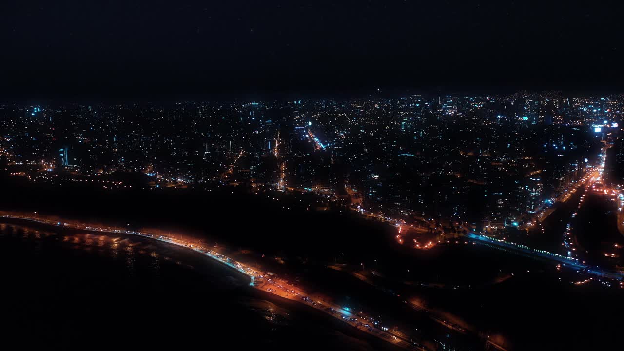 夜间利马市海岸线的全景鸟瞰图。视频素材