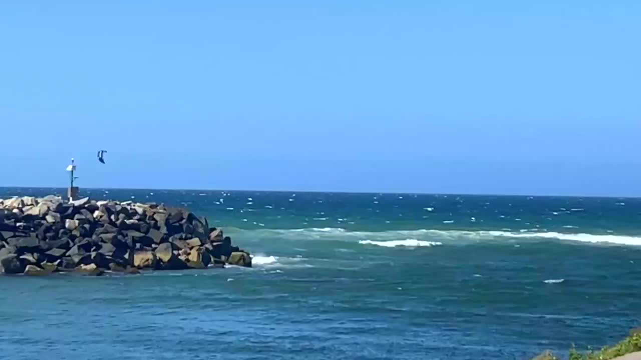 风和日丽的夏日风筝冲浪视频素材