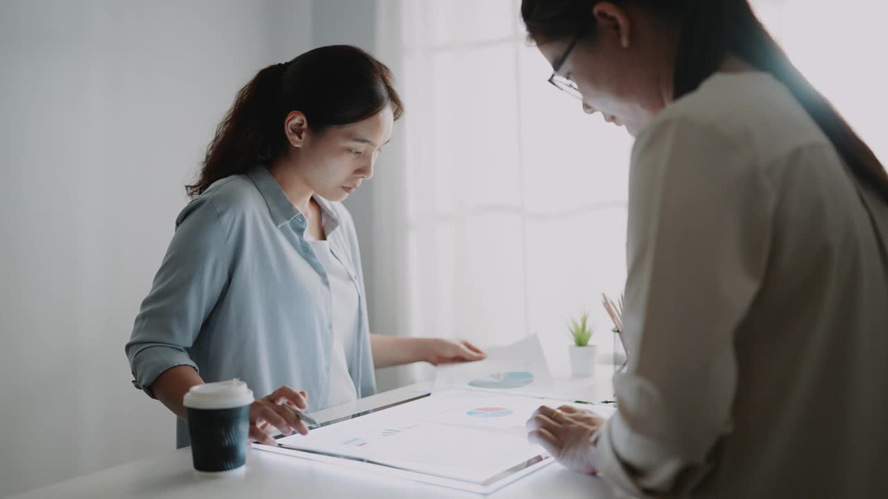 两名女商人对文书工作的统计分析视频素材