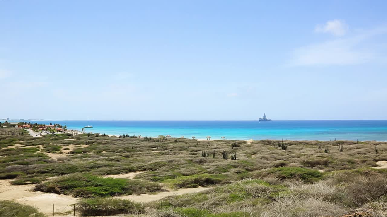 阿鲁巴的自然美景。北海岸。越野阿鲁巴岛。令人惊叹的石漠景观，碧海蓝天。视频素材