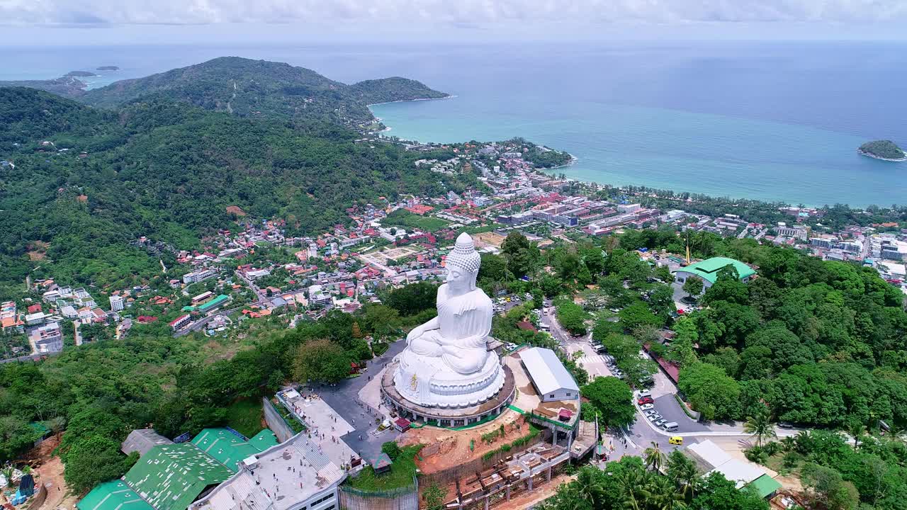 无人机环绕在泰国普吉岛高山上的大佛佛像鸟瞰图和商务旅游概念视频素材