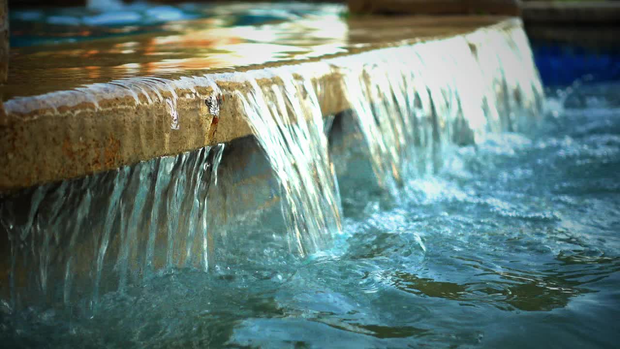 干净的水从大理石地板流出视频素材