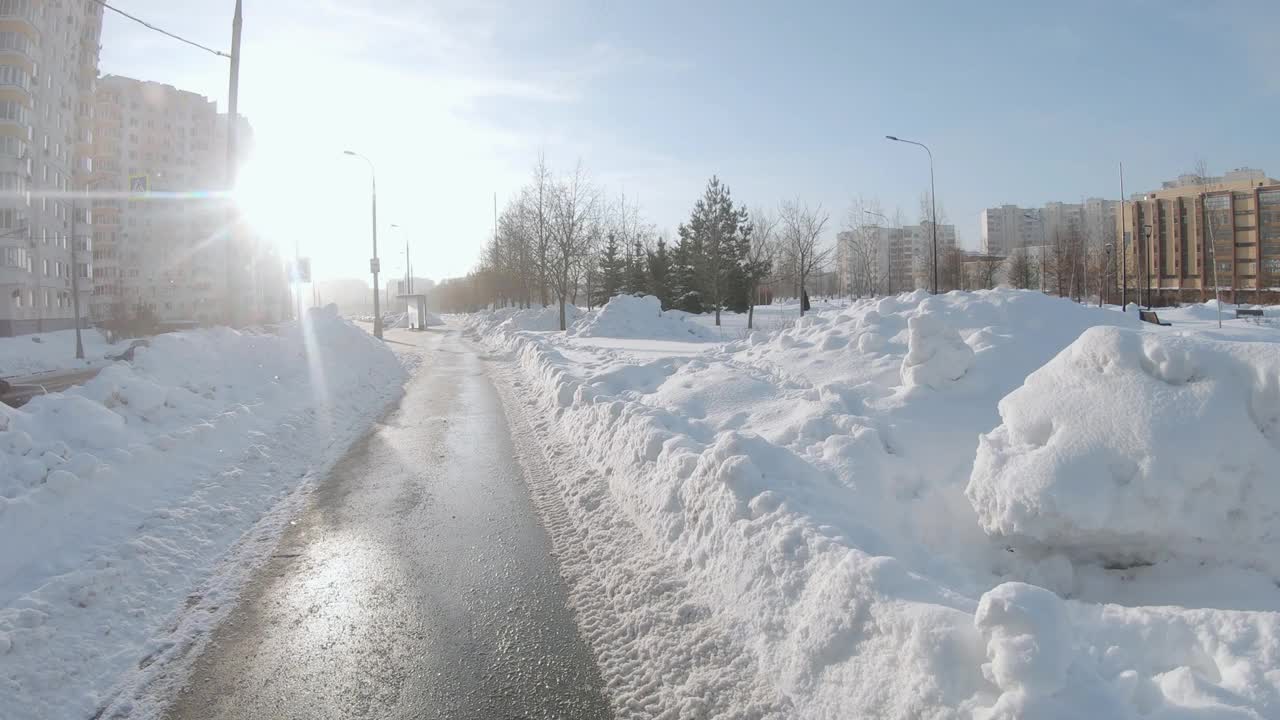 一场大雪过后，在莫斯科城市住宅区清理公园的小路视频素材