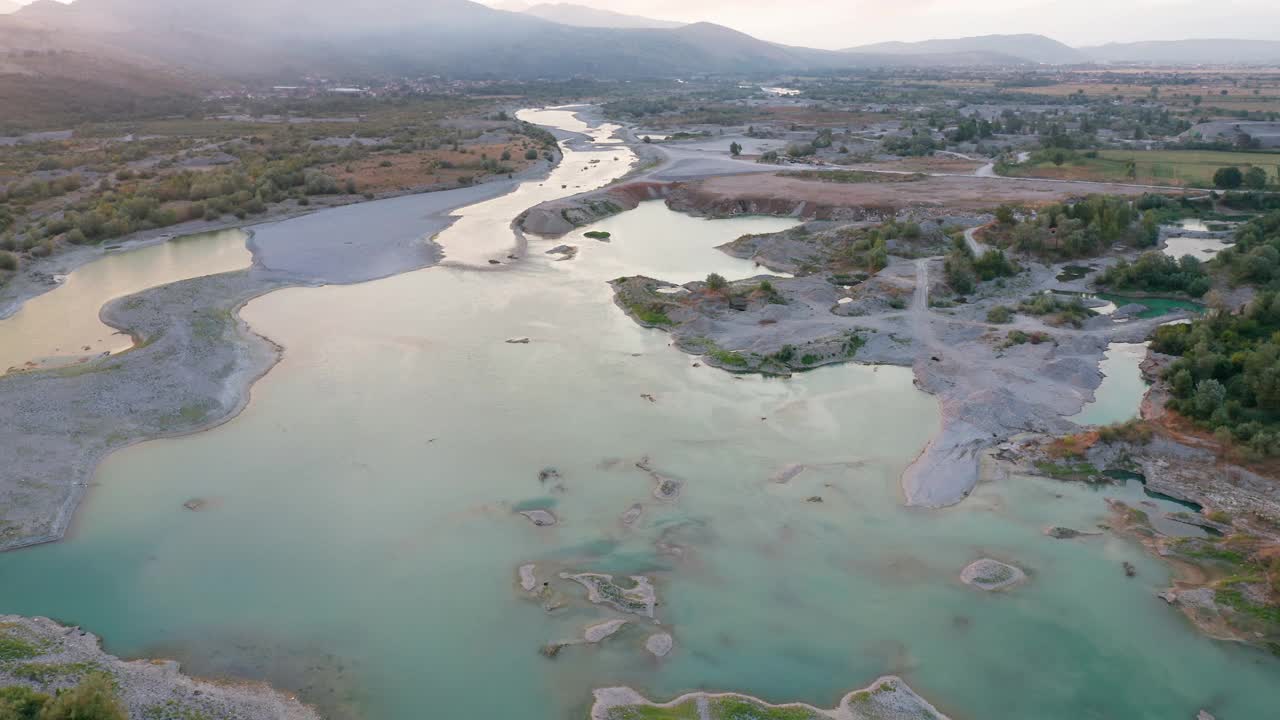 由于砾石和沙子的开采，洪水淹没了河岸。视频下载