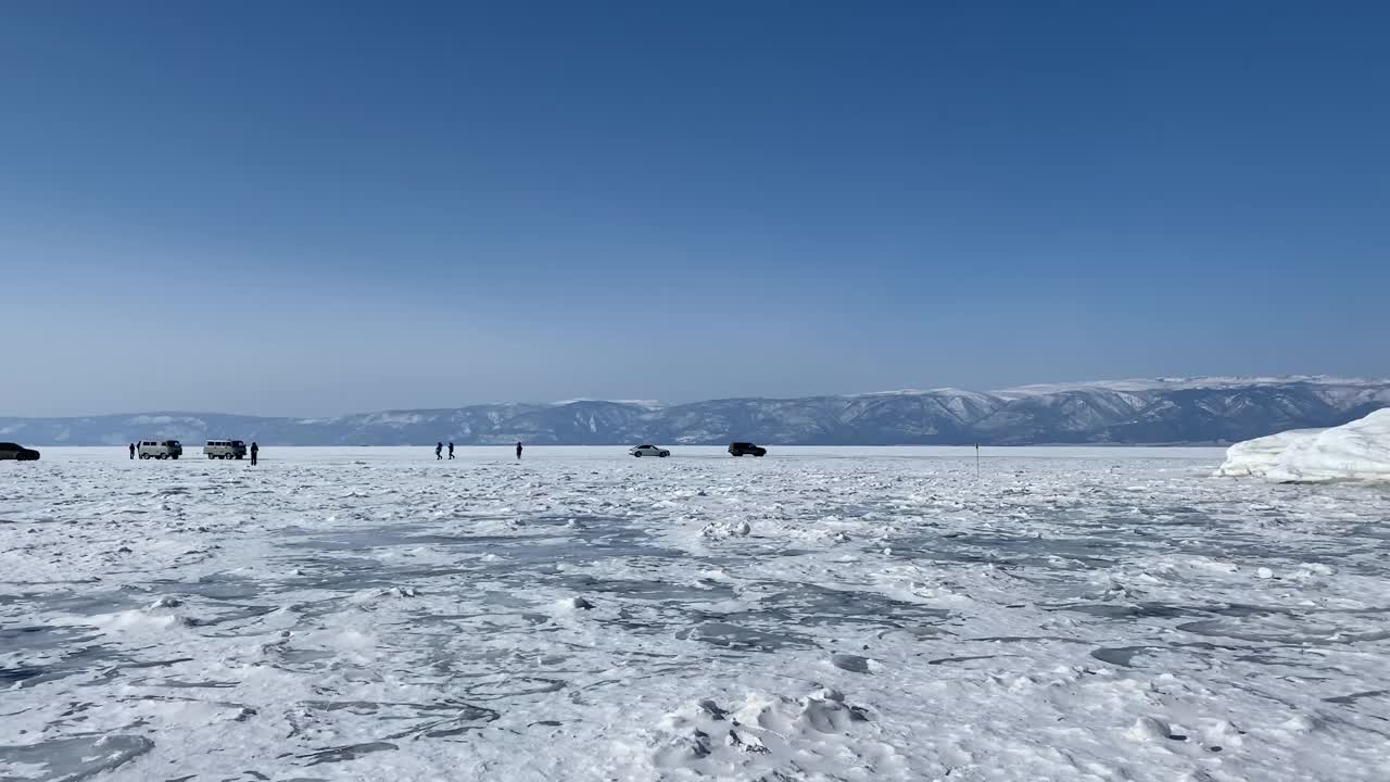 冰冻的贝加尔湖全景。游览奥尔洪岛的游客下船地点。视频素材