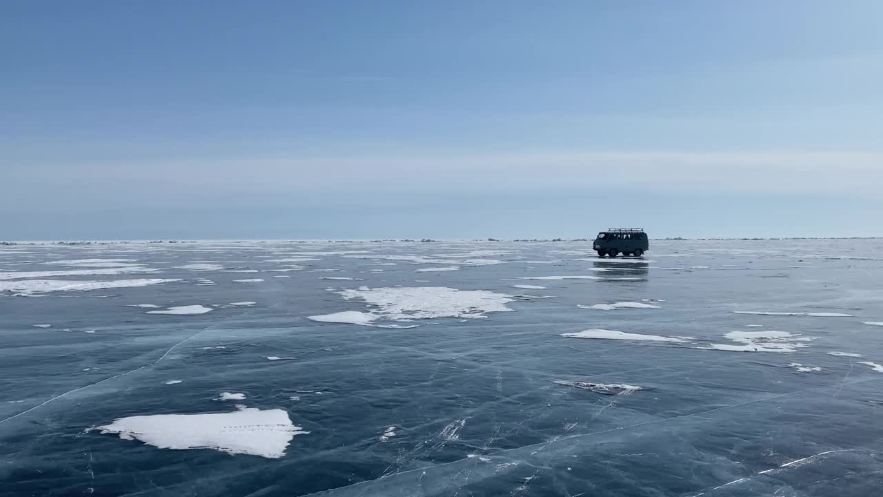 人们乘坐苏联的车辆在结冰的贝加尔湖上旅行。视频素材