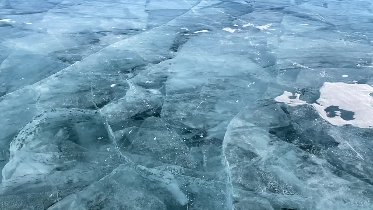 浮冰碎裂成许多碎片。美丽的冰有很深的裂缝。视频素材