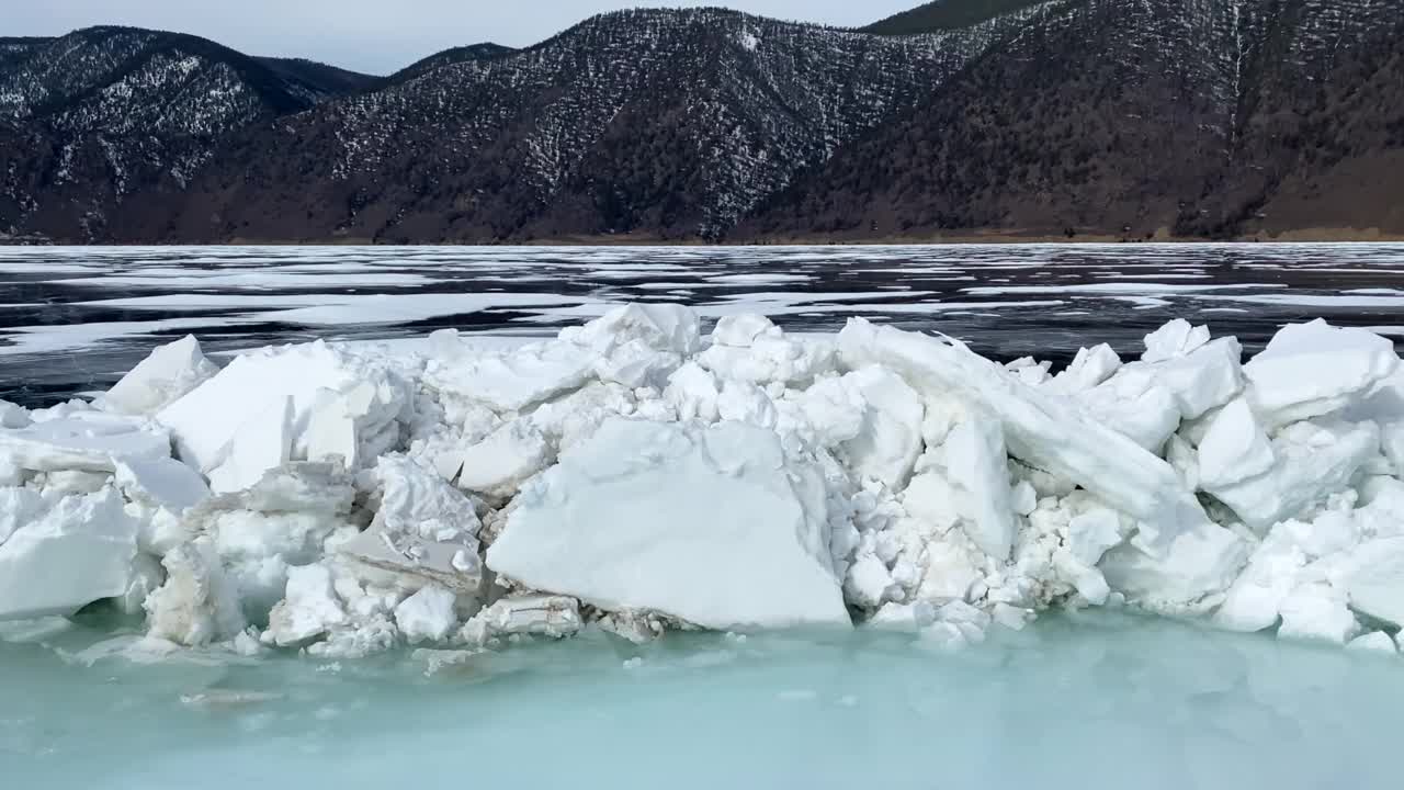 冰冻的贝加尔湖全景。一堵冰墙。美丽的冬天的风景视频素材