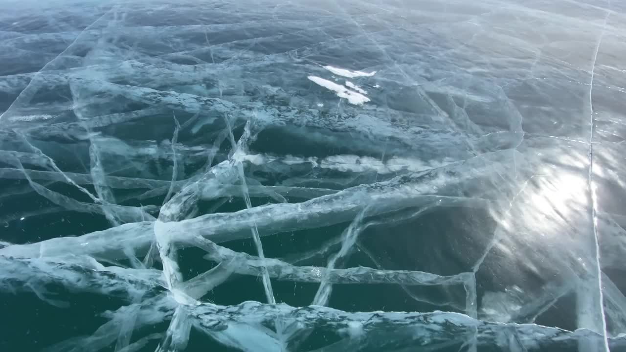 一个人在奥尔洪岛附近的贝加尔湖上发射了一架无人机。视频素材