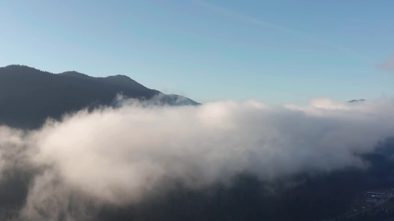 风景如画的鸟瞰图在日出低云的山脉景观。视频素材