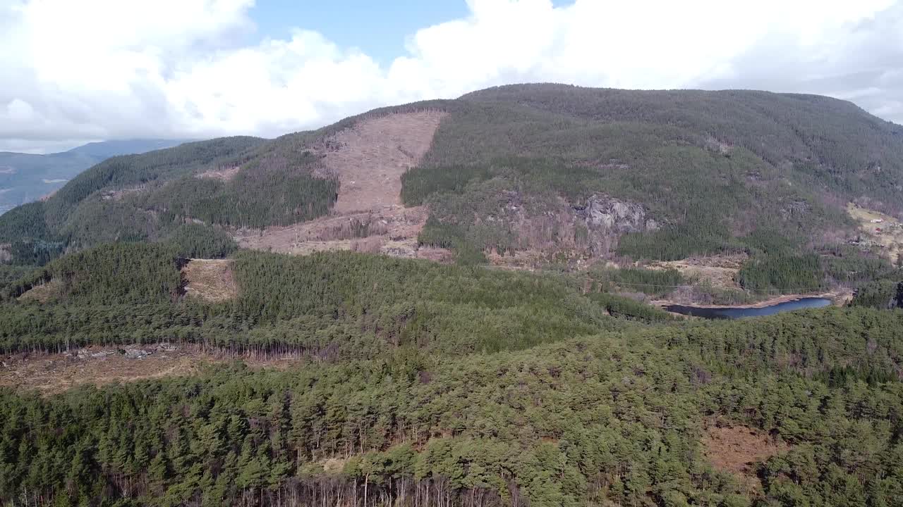 挪威豪斯兰的山脉和峡湾的无人机鸟瞰图视频素材