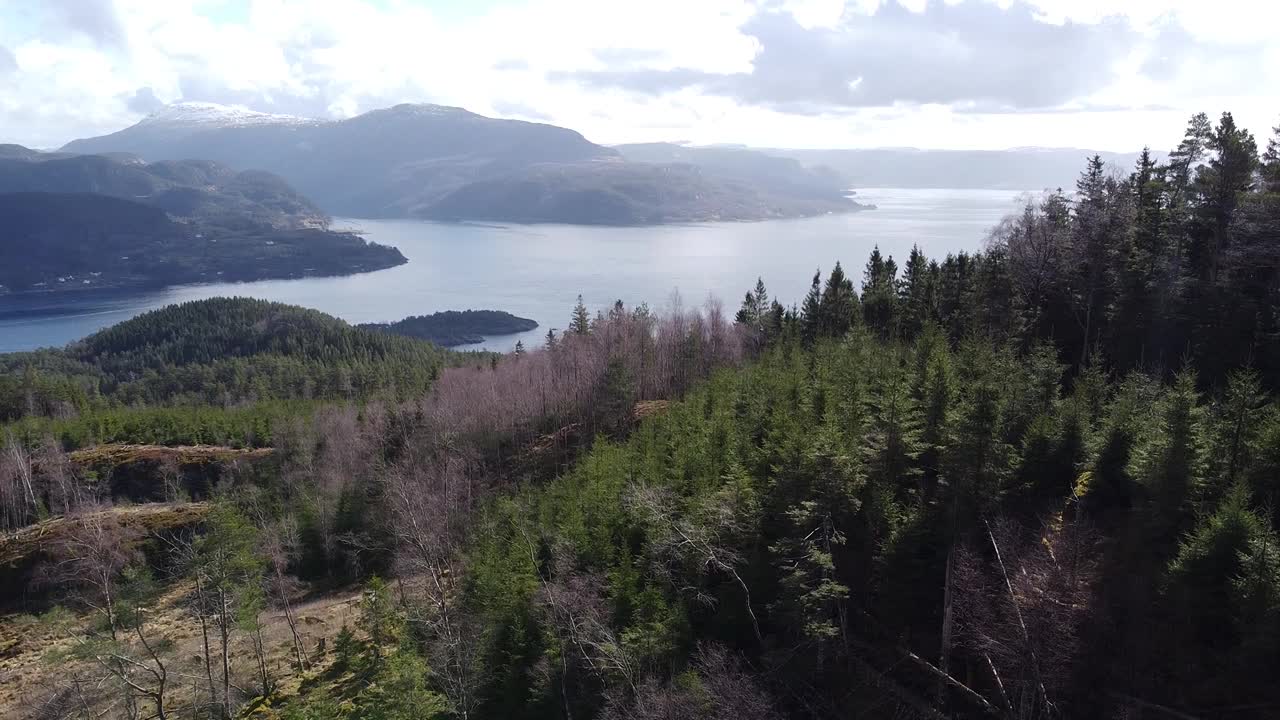 挪威豪斯兰的山脉和峡湾的无人机鸟瞰图视频素材