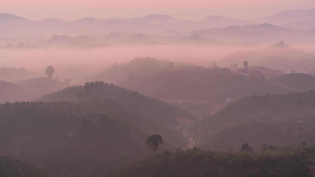 翻滚的山丘和山脉在阳光明媚的一天与雾，从B'Lao, Bảo Lộc省，越南-越南风景-时间流逝视频素材