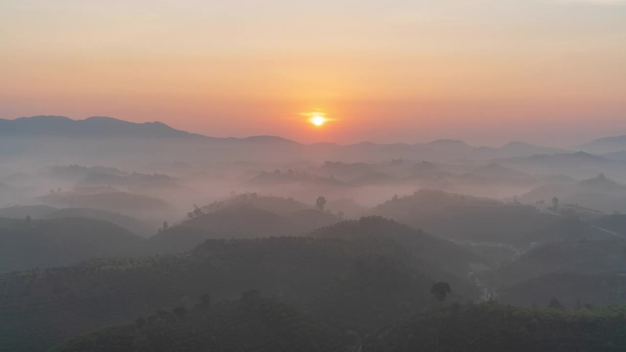 翻滚的山丘和山脉在阳光明媚的一天与雾，从B'Lao, Bảo Lộc省，越南-越南风景-时间流逝视频素材