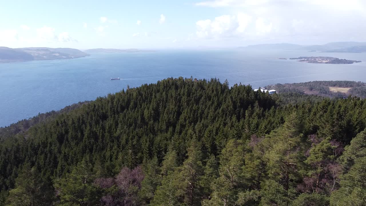 挪威豪斯兰的山脉和峡湾的无人机鸟瞰图视频素材