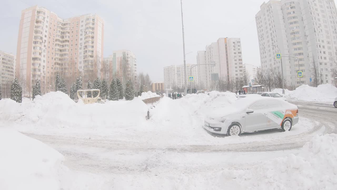 莫斯科Yuzhnoye Butovo居民区大雪后被雪覆盖的步行街视频素材