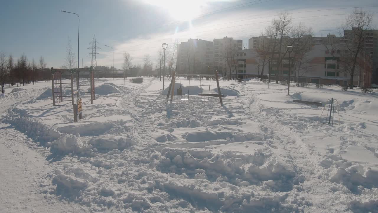 一场大雪后，莫斯科住宅区的儿童在公园操场上玩耍视频素材