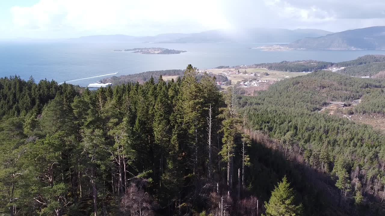 挪威豪斯兰的山脉和峡湾的无人机鸟瞰图视频素材