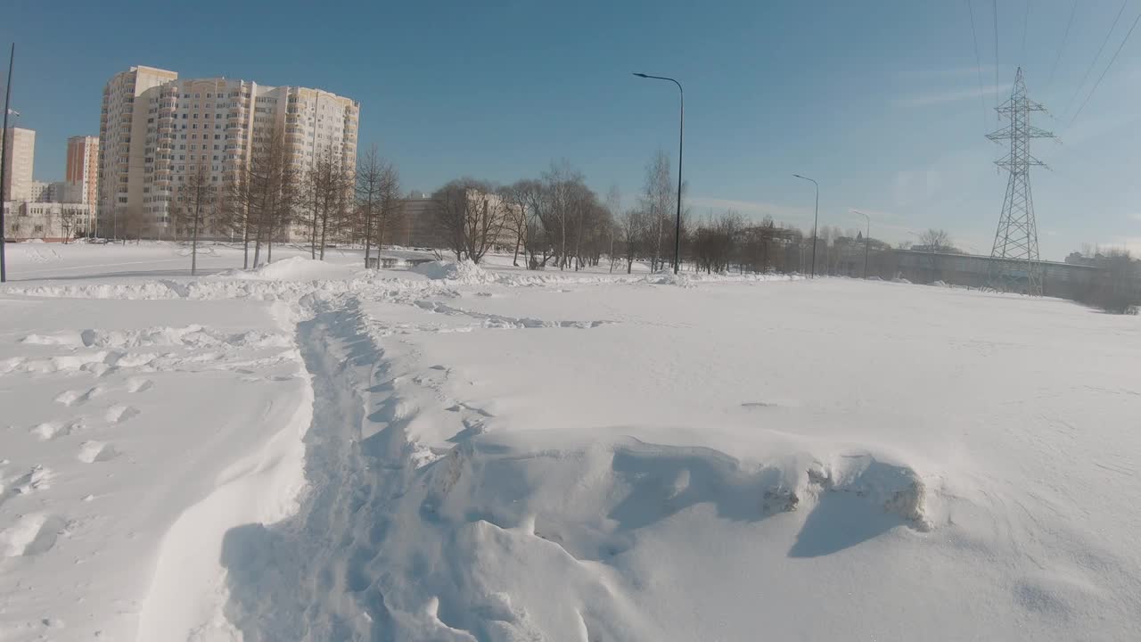 莫斯科Yuzhnoye Butovo居民区大雪后被雪覆盖的步行街视频素材