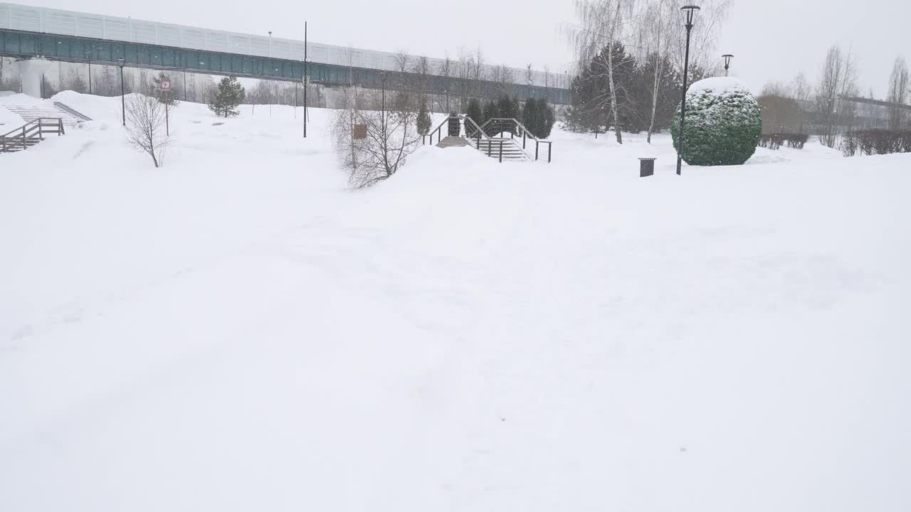 莫斯科Yuzhnoye Butovo居民区大雪后被雪覆盖的步行街视频素材