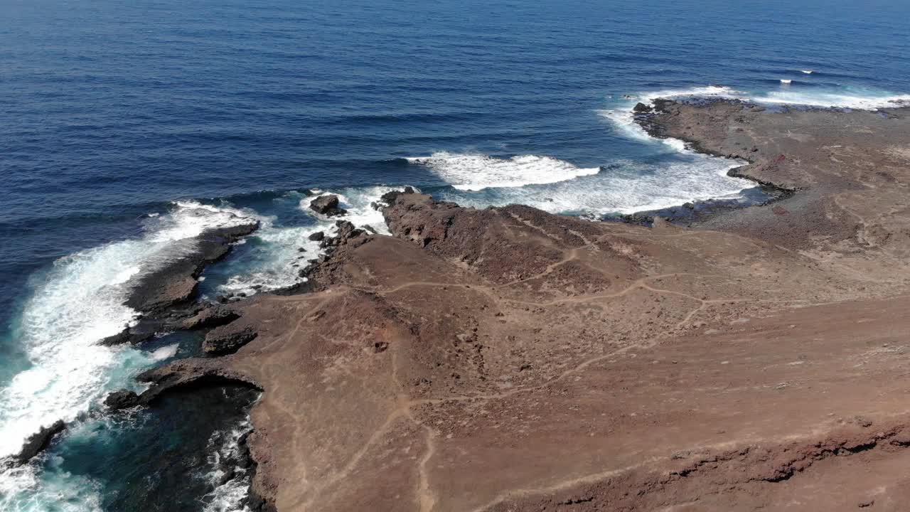 鸟瞰图的海岸线和海浪在兰萨罗特，加那利群岛。视频素材