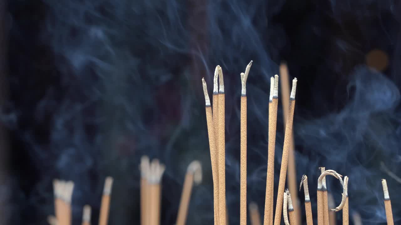 在越南的佛教寺庙里，香烛燃烧着烟的特写镜头视频素材