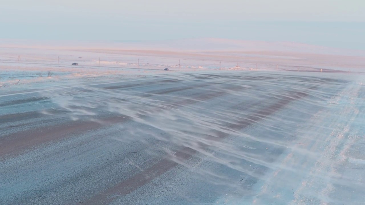 在暴风雪中看到的一条冬季道路。晚上的路上有暴风雪。暴雪视频素材