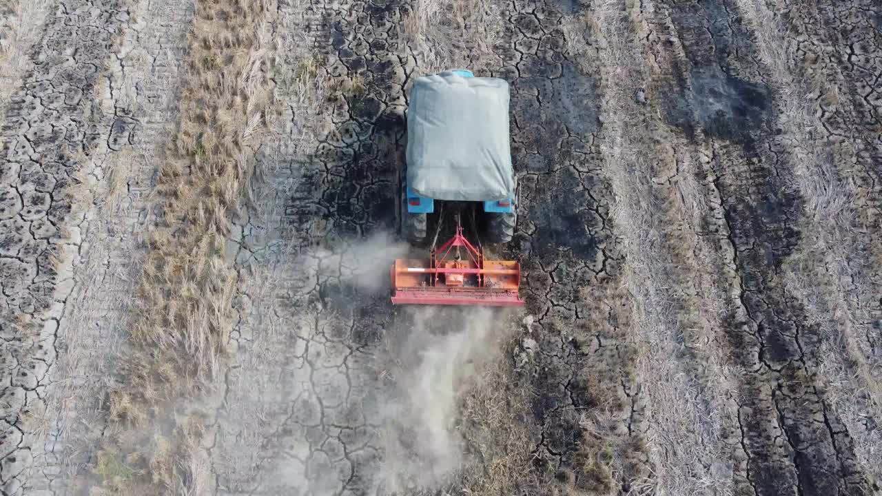 拖拉机使用苗床，为水田耕作准备土地视频素材