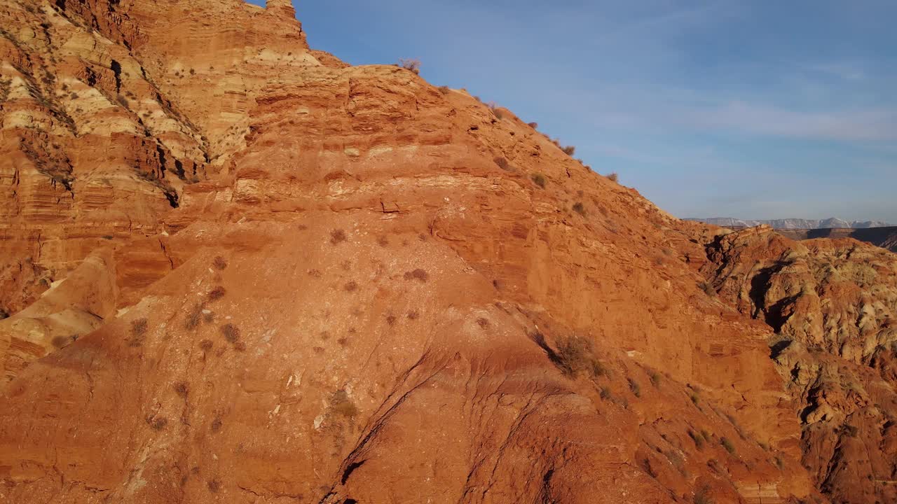 航拍犹他州南部惊人的岩层。视频素材