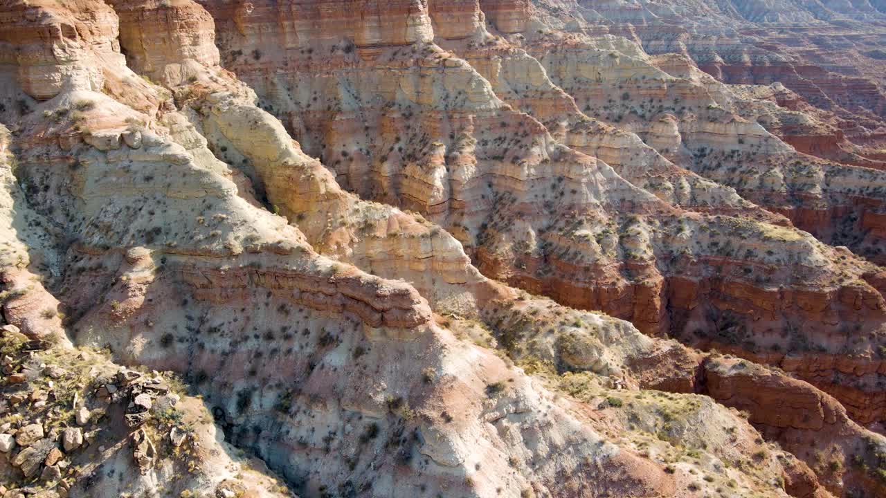 航拍犹他州南部惊人的岩层。视频素材