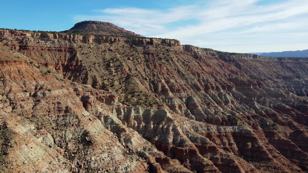 航拍犹他州南部惊人的岩层。视频素材