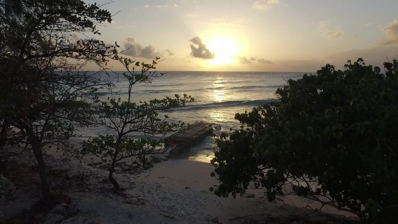 无人机在小海滩和海浪上射向太阳(1)视频素材