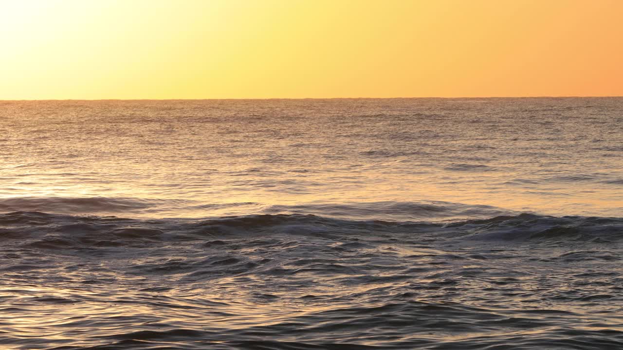 热带海滩和海浪上的日出视频素材