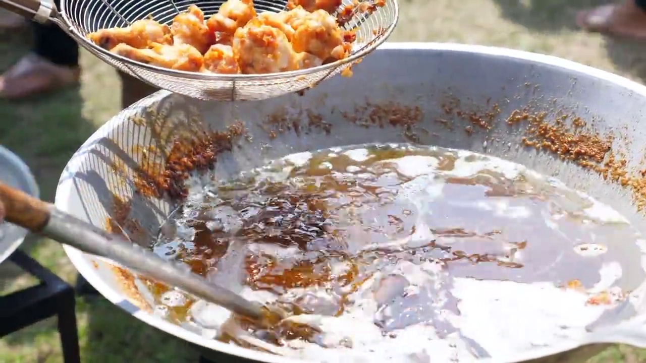 特写炸鸡在热沸油锅视频素材