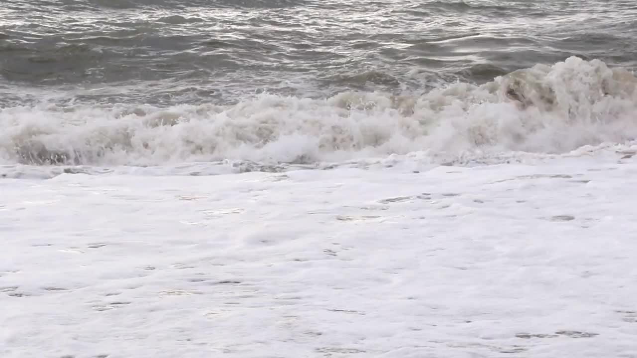 海景在暴风雨天气，海浪和水花视频素材