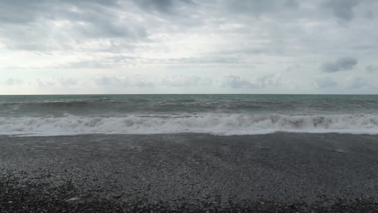 海景在暴风雨天气，海浪和水花视频素材