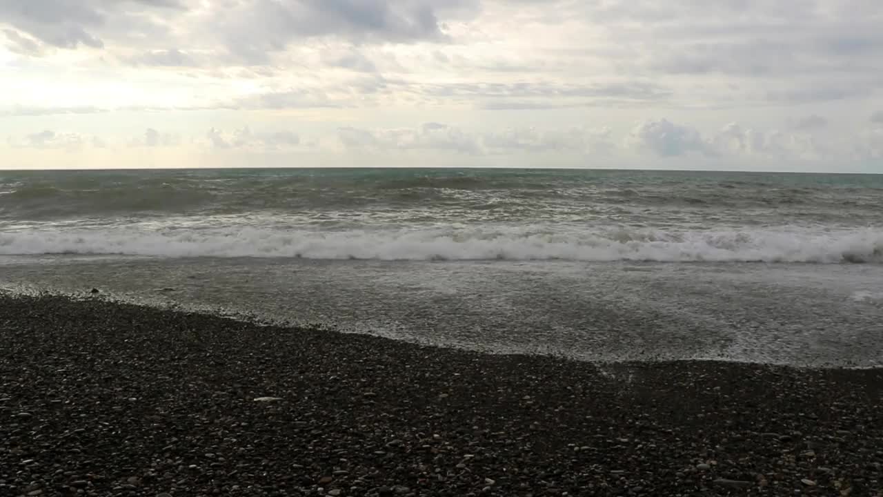 海景在暴风雨天气，海浪和水花视频素材