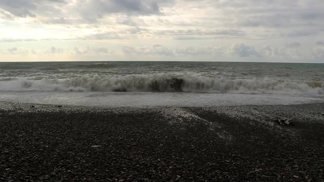 海景在暴风雨天气，海浪和水花视频素材