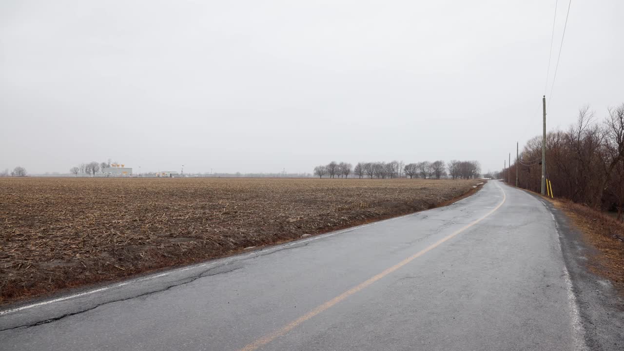 在一个早春的雨天，蜿蜒的乡村道路视频素材