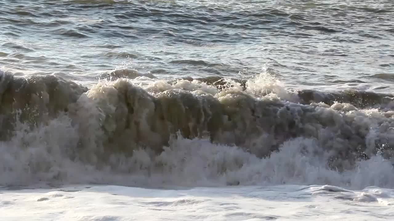 海景在暴风雨天气，海浪和水花视频素材