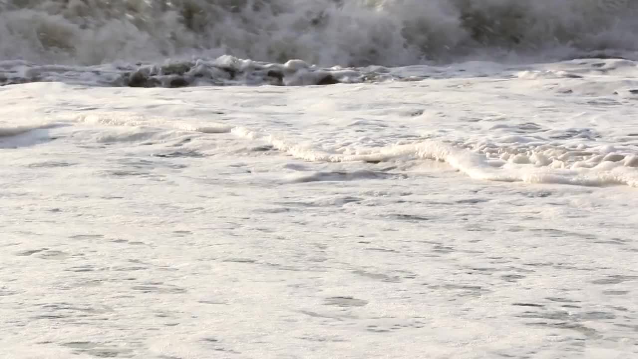 海景在暴风雨天气，海浪和水花视频素材