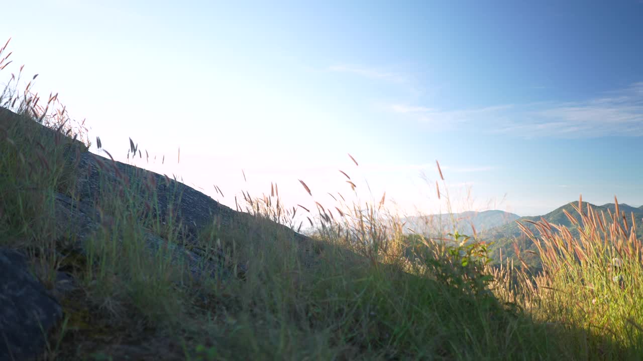 女人往山上跑，往山顶跑视频素材