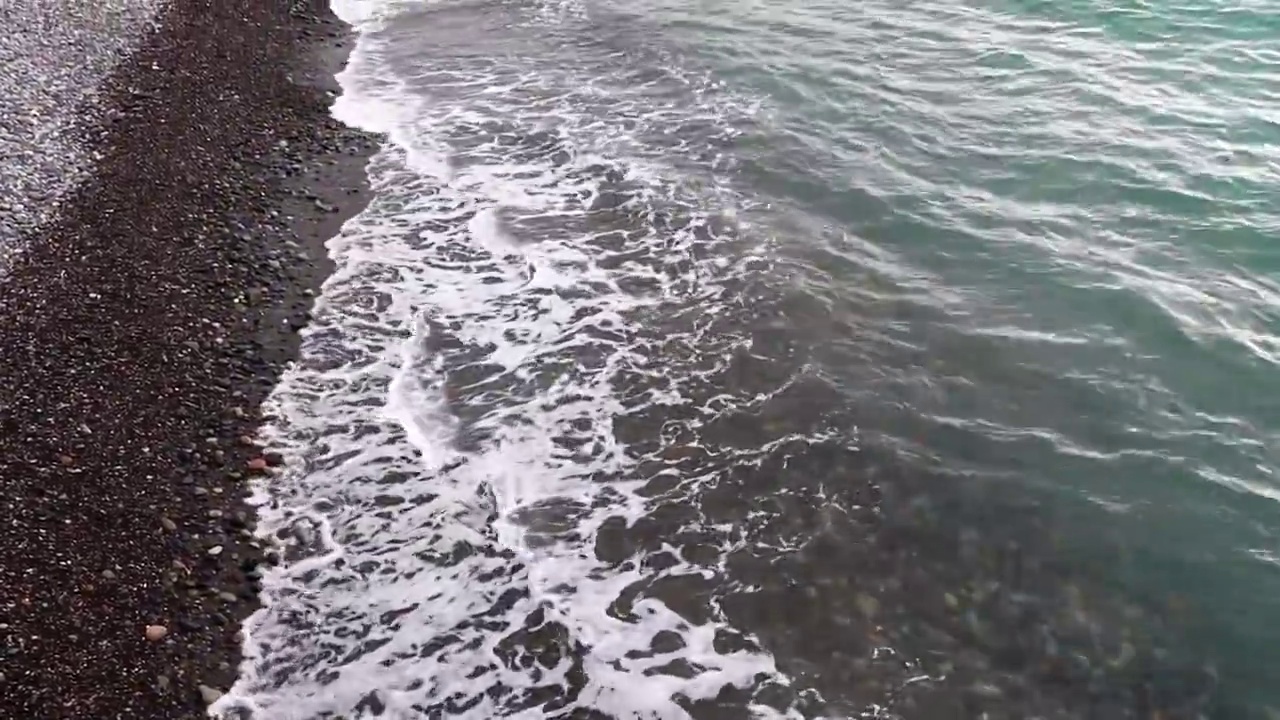 海景在暴风雨天气，海浪和水花视频素材